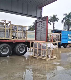 停雨間隙，抓緊時間兩車同時裝車發(fā)貨！