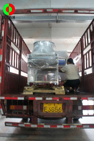 大雨影響發(fā)貨，貨車直接開進廠房裝車也必須按期交付客戶！