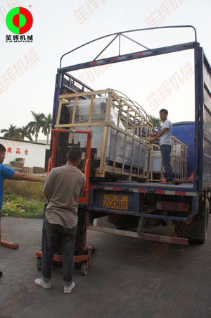 蔬果清洗機(jī)等一批食品加工機(jī)械裝車出貨！