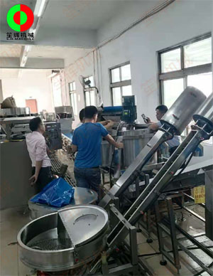 客戶現(xiàn)場(chǎng)測(cè)試排骨切丁、清洗、連續(xù)式脫水系統(tǒng)生產(chǎn)線！