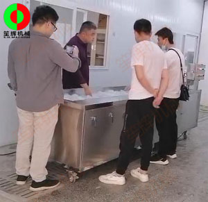 蔬菜清洗設備送達客戶現(xiàn)場,并考察其后續(xù)改造項目設備需求！