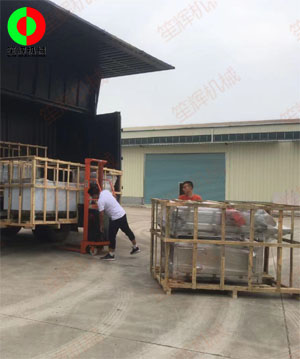五一假期前多臺洗菜機(jī)設(shè)備裝車發(fā)貨！