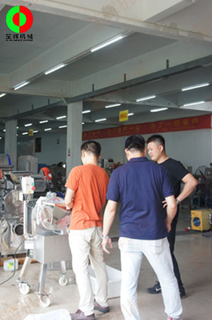 瓜果三維切丁機測試效果滿意，客戶付款購買隨車運走！