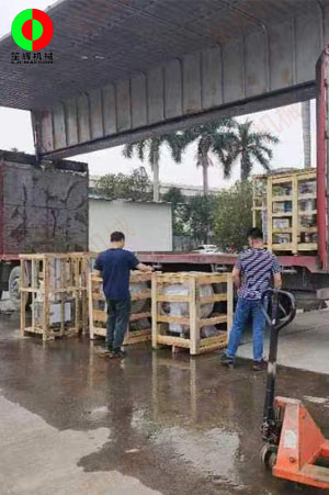 削皮機(jī)、切菜機(jī)、薯?xiàng)l機(jī)等一批蔬果加工設(shè)備發(fā)往海南?？冢? /></a></div>
                    <div   id=